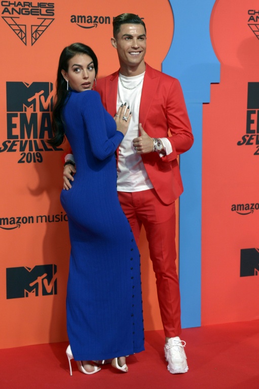 La star portugaise du football, Cristiano Ronaldo (d.), et sa compagne Georgina Rodriguez posent sur le tapis rouge à leur arrivée aux MTV Europe Music Awards, à Séville, en Espagne, le 3 novembre 2019