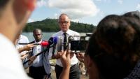 Edouard Philippe (C) s'exprime devant la presse près d'un réservoir d'eau à Tsingoni, à Mayotte, le 22 août 2026