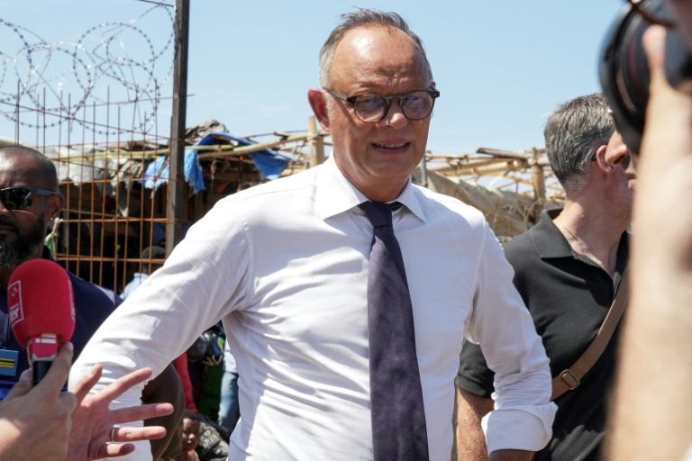 Edouard Philippe lors d'une visite d'un camp de réfugiés à Mamoudzou, à Mayotte, le 21 août 2026