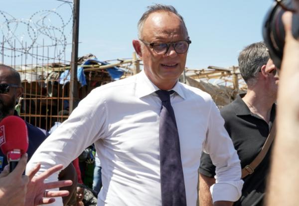 Edouard Philippe lors d'une visite d'un camp de réfugiés à Mamoudzou, à Mayotte, le 21 août 2026