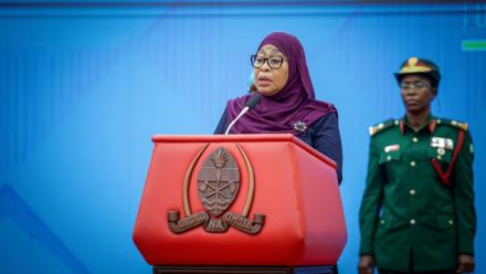 La présidente de la Tanzanie, Samia Suluhu Hassan, prononce un discours à Dar es Salaam, en Tanzanie, le 23 avril 2026