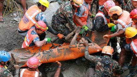 Photo, prise et diffusée par l'armée népalaise le 4 septembre 2026, montrant des militaires transportant un ouvrier resté coincé à l'intérieur d'un tunnel, lors d'une opération de sauvetage menée sur le chantier d'un projet hydroélectrique, au Népal
