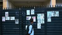 Un homme regarde les photos de personnes mortes ou portées disparues dans la crue destructrice qui a fait plus de 600 morts à la frontière entre le Népal et la Chine, le 29 août 2026 à Katmandou