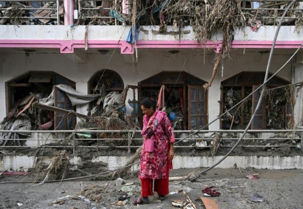 Une femme près des décombres de sa maison à Devighat, Népal, le 28 août 2026 