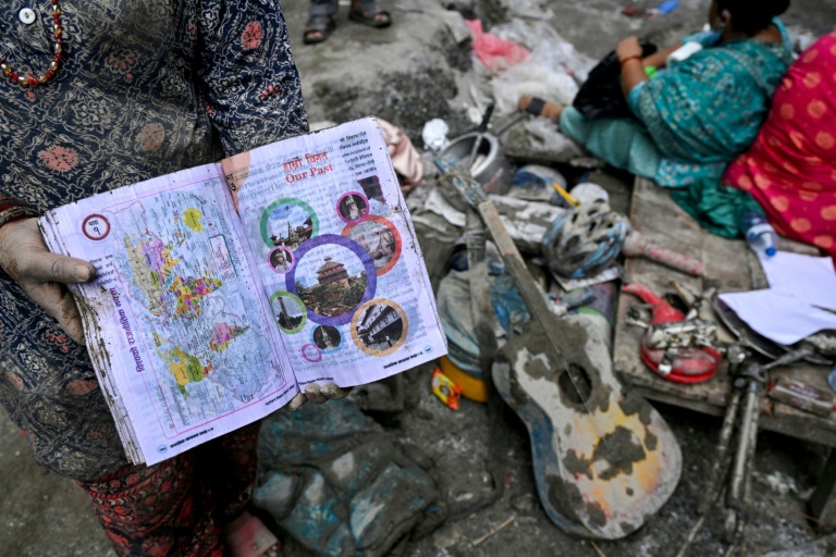 Des habitants venus récupérer des objets leur appartenant après les crues à Devighat dans le district de Nuwakot, au Népal, le 31 août 2026