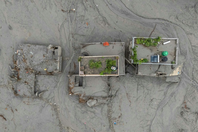 Vue aérienne de maisons recouvertes de boue après la crue destructrice qui a fait plus de 600 morts à la frontière entre le Népal et la Chine, le 29 août 2026 à Devighat, dans le district népalais de Nuwakot