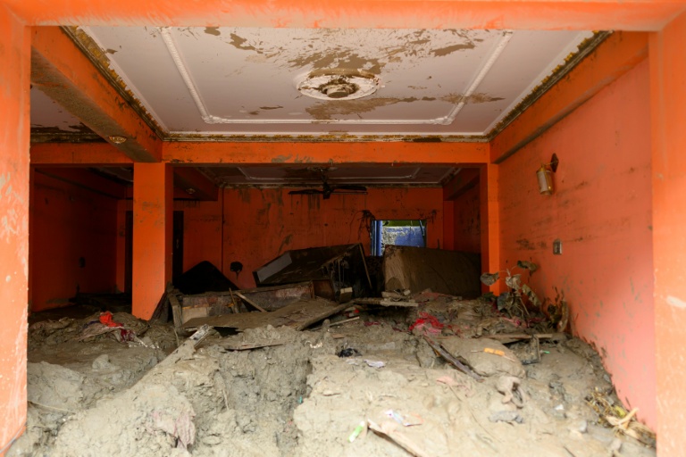 La pièce d'une habitation remplie de boue après la crue destructrice qui a fait au moins 633 morts à la frontière entre le Népal et la Chine, le 29 août 2026 à Devighat, dans le district népalais de Nuwakot  