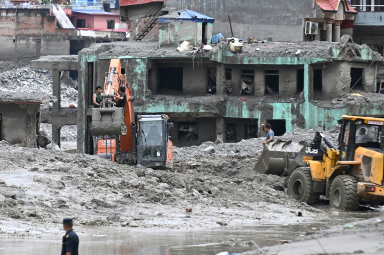 Une pelleteuse déblaie la boue et les gravats après la crue destructrice qui a fait plus de 600 morts à la frontière entre le Népal et la Chine, le 29 août 2026 à Trishuli, dans le district népalais de Nuwakot  