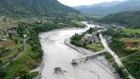 Un pont en partie détruit au-dessus de la rivière Trishuli après la crue destructrice dans l'Himalaya, le 30 août 2026 dans le district népalais de Dhading