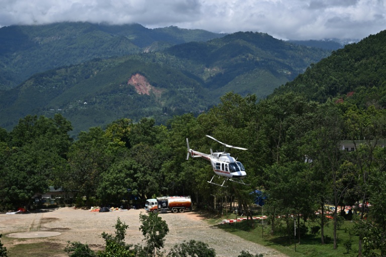 Un hélicoptère décolle d'un camp à Trishuli Bazar, Népal, le 5 septembre 2026