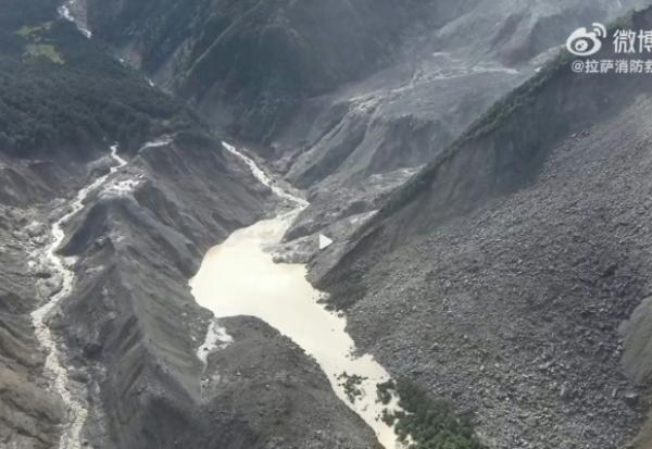 Photo aérienne publiée sur la plateforme chnoise Weibo sur le compte du service d'incendie de Lhassa, le 27 août 2026, montrant un lac formé par une catastrophe naturelle qui a fait des centaines de morts et de disparus à la frontière entre le Népal et la Chine