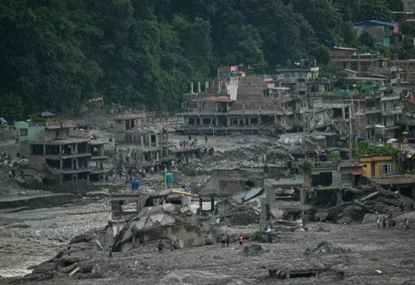 Des maisons endommagées et couvertes de boue au lendemain de crues soudaines à Trishuli, dans le district de Nuwakot, le 6 septembre 2026 au Népal