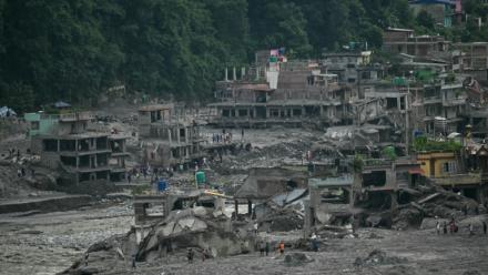 Des maisons endommagées et couvertes de boue au lendemain de crues soudaines à Trishuli, dans le district de Nuwakot, le 6 septembre 2026 au Népal