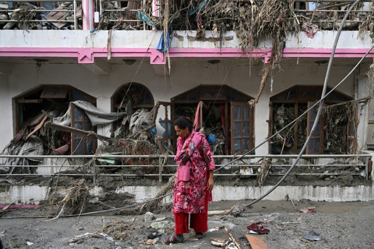Une femme près des décombres de sa maison à Devighat, Népal, le 28 août 2026 