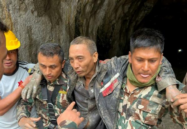 Photo prise et diffusée le 5 septembre 2026 via la page Facebook de l'armée népalaise, montre des agents de sécurité transportant un ressortissant chinois (2e à droite) secouru dans le tunnel d'un chantier hydroélectrique, dans le district de Rasuwa au Népal