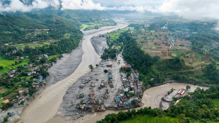 Des maisons submergées par la boue à la suite d'inondations soudaines à Devighat, dans la commune de Bidur, au confluent des rivières Trishuli et Tadi, dans le district de Nuwakot au Népal, le 27 août 2026