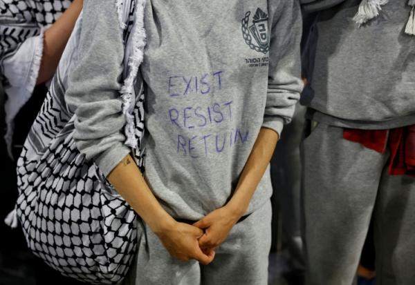 Un militant français, interpellé puis expulsé par Israël à la suite de l'interception de la flottille à destination de Gaza, portant un sweat-shirt sur lequel est inscrit "Exister, résister, revenir", à son arrivée à l'aéroport de Roissy-Charles-de-Gaulle, près de Paris, le 22 mai 2026