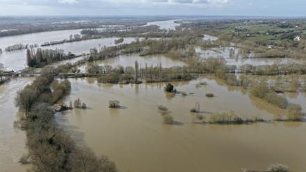 Vue aérienne de champs inondés par la Loire en crue, le 17 février 2026 près de Denée, dans le Maine-et-Loire