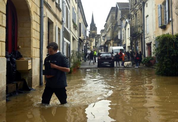 Un habitant marche dans une rue inondée par la Garonne à Cadillac-sur-Garonne, dans le sud-ouest de la France, le 16 février 2026