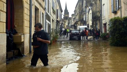 Un habitant marche dans une rue inondée par la Garonne à Cadillac-sur-Garonne, dans le sud-ouest de la France, le 16 février 2026