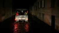 Des habitants de Courcoury (Charente-Maritime) transportés par un véhicule de la gendarmerie en raison des inondations, le 23 février 2026