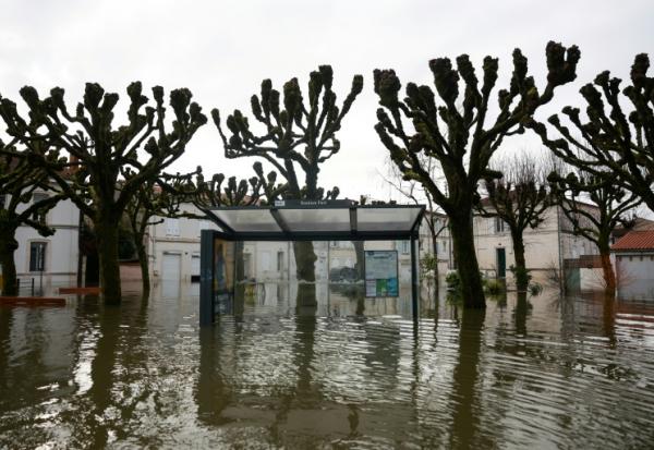 Un abri-bus inondé dans le centre-ville de Saintes, le 18 février 2026