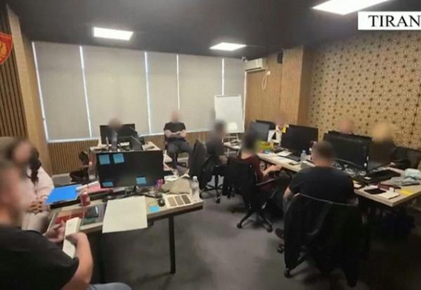 Cette image, tirée d'une vidéo diffusée par la police albanaise, montre des opérateurs dans un centre d'appels soupçonné d'être impliqué dans une escroquerie liée aux cryptomonnaies, à Tirana, en avril 2026
