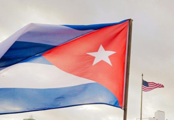 Un soldat cubain brandit un drapeau national alors qu’il participe à la manifestation "anti-impérialiste" devant l’ambassade des États-Unis contre l’incursion américaine au Venezuela, à La Havane, le 16 janvier 2026.