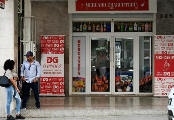 Des cubains devant un magasin à La Havane le 16 mars 2026