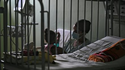 Une femme s'occupe de son fils au Centre cardio-pédiatrique William Soler, l'un des bénéficiaires de l'aide humanitaire acheminée depuis le Mexique par la flottille Nuestra America, à La Havane, le 24 mars 2026