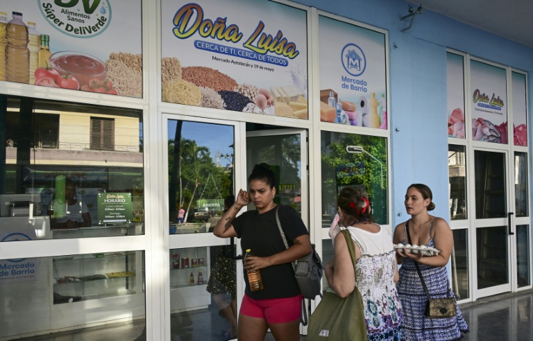 Des clientes à l'entrée d'un 