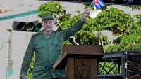 Le président cubain Miguel Diaz-Canel agite un drapeau national lors de célébrations, à La Havane, le 16 avril 2026