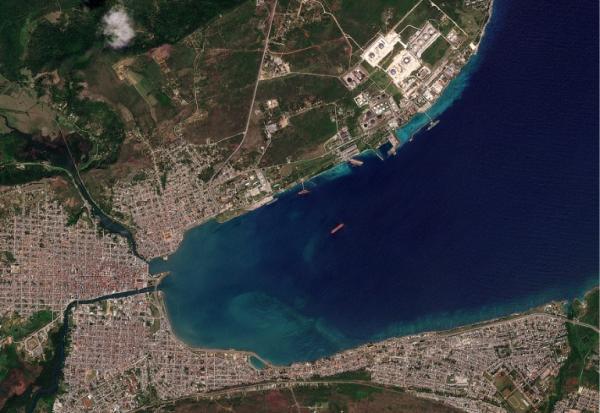 Cette image satellite fournie, prise en 2026 par Planet Labs PBC, montre une vue aérienne de Matanzas ainsi que de son port et de son terminal pétrolier (en haut), à l'entrée de la baie de Matanzas, dans le nord-ouest de Cuba, le 22 mars 2026