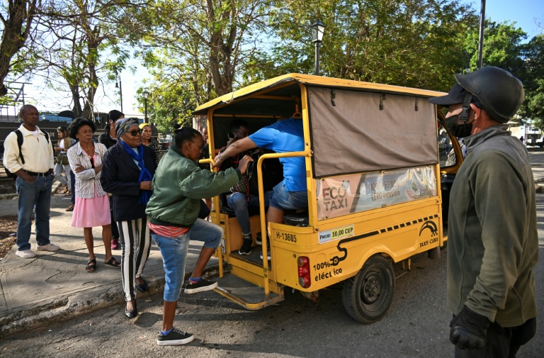 Des personnes font la queue pour monter dans un triporteur électrique à La Havane, Cuba, le 13 février 2026