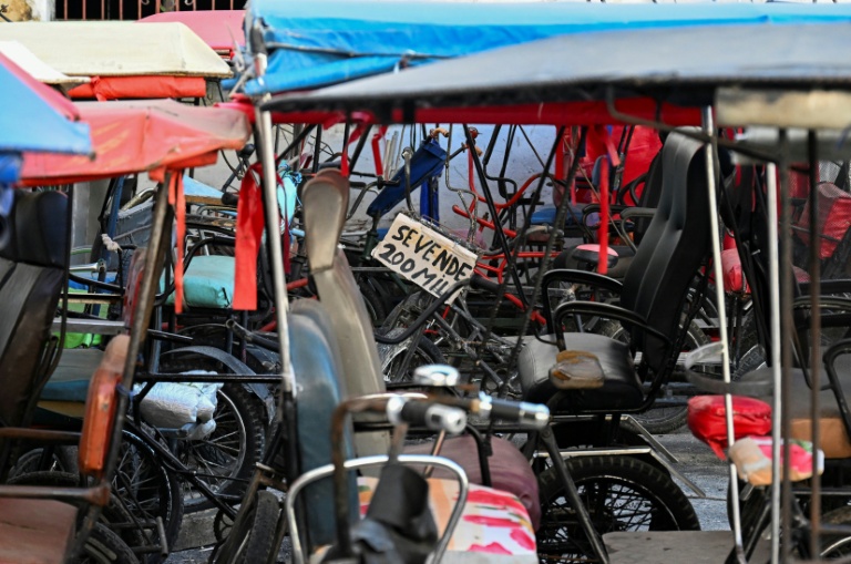 Un taxi-bicyclette est proposé à la vente dans un parking à La Havane, Cuba, le 13 février 2026