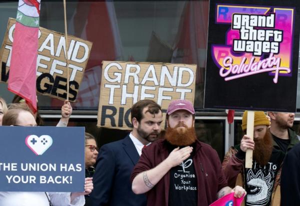 Manifestants devant le tribunal de Glasgow qui examine le recours d'une vingtaine d'anciens salariés de Rockstar Games, le studio à l'origine du très attendu Grand Theft Auto VI (GTA VI), le 10 septembre 2026