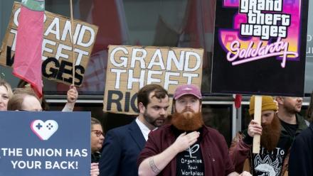 Manifestants devant le tribunal de Glasgow qui examine le recours d'une vingtaine d'anciens salariés de Rockstar Games, le studio à l'origine du très attendu Grand Theft Auto VI (GTA VI), le 10 septembre 2026