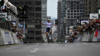 L'Américain Brandon McNulty célèbre sa victoire aux Championnats du monde de cyclisme sur route, le 27 septembre 2026 à Montréal