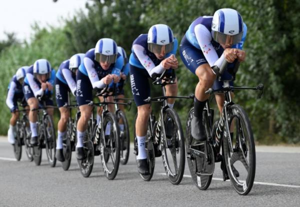 L'équipe cycliste Israel Tech lors d'un contre-la-montre, pendant le Tour d'Espagne, le 27 août 2025 à Figueres