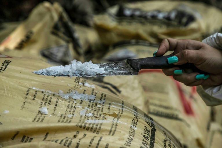 De la méthamphétamine visible après le démantèlement d'un laboratoire clandestin de production de drogue de synthèse dans l'Etat de Sinaola au Mexique, le 4 juin 2019