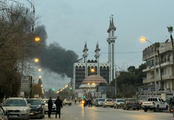Des colonnes de fumée s'élèvent après le bombardement qui a visé la zone près de la mosquée Abdelrahman d'Alep, le 8 janvier 2026, sur fond d’intenses affrontements entre les forces gouvernementales et les Forces démocratiques syriennes (FDS) kurdes
