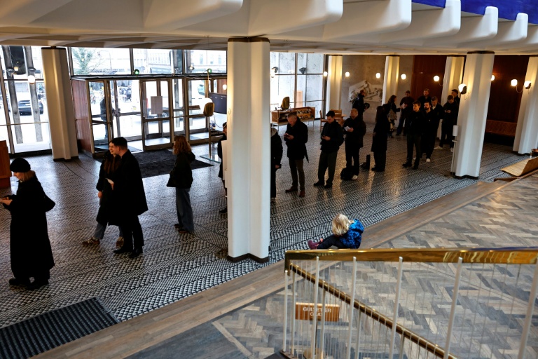Des personnes attendent pour voter à Aarhus, lors des élections législatives au Danemark, le 24 mars 2026
