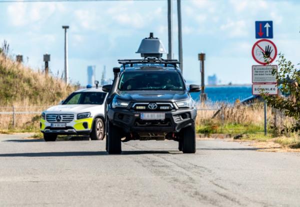 Des véhicules de police près de l'aéroport de Copenhague après un survol de drones, le 23 septembre 2025 au Danemark