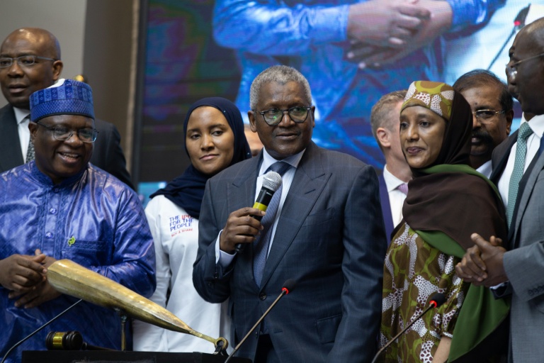 Aliko Dangote (au centre), président-directeur général du groupe Dangote, s'adresse au public lors de l'introduction en bourse (IPO) de la raffinerie Dangote au Nigerian Exchange Group à Lagos, au Nigeria, le 14 septembre 2026. 