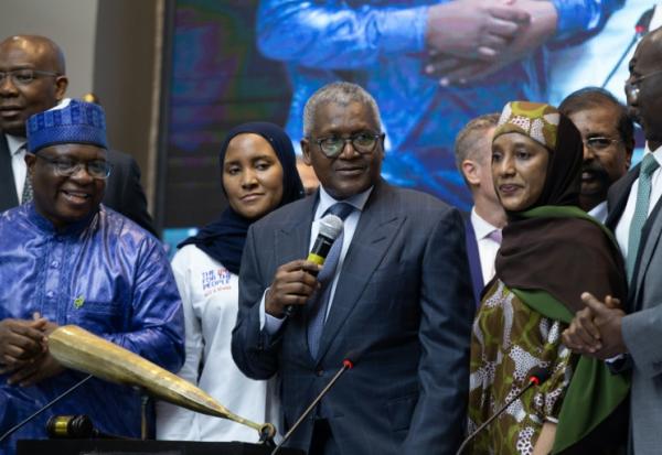 Aliko Dangote (au centre), président-directeur général du groupe Dangote, s'adresse au public lors de l'introduction en bourse (IPO) de la raffinerie Dangote au Nigerian Exchange Group à Lagos, au Nigeria, le 14 septembre 2026. 