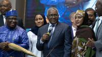 Aliko Dangote (au centre), président-directeur général du groupe Dangote, s'adresse au public lors de l'introduction en bourse (IPO) de la raffinerie Dangote au Nigerian Exchange Group à Lagos, au Nigeria, le 14 septembre 2026. 