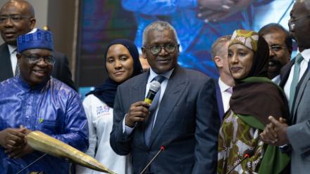 Aliko Dangote (au centre), président-directeur général du groupe Dangote, s'adresse au public lors de l'introduction en bourse (IPO) de la raffinerie Dangote au Nigerian Exchange Group à Lagos, au Nigeria, le 14 septembre 2026. 