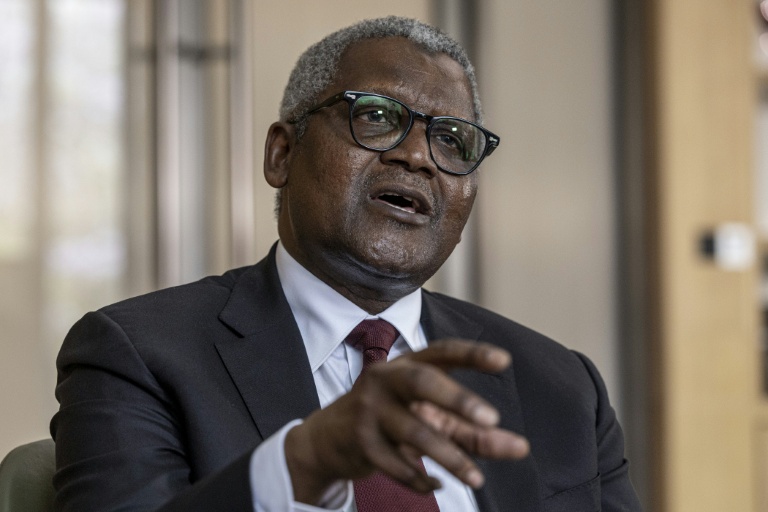 Aliko Dangote, PDG du groupe nigérian Dangote, discute le 29 septembre 2026 à Nairobi