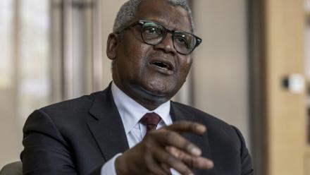 Aliko Dangote, PDG du groupe nigérian Dangote, discute le 29 septembre 2026 à Nairobi