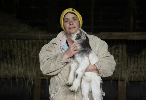L'agricultrice Dominique Raud pose pour une photo dans son exploitation à Herran, dans le département de la Haute-Garonne, le 13 avril 2026